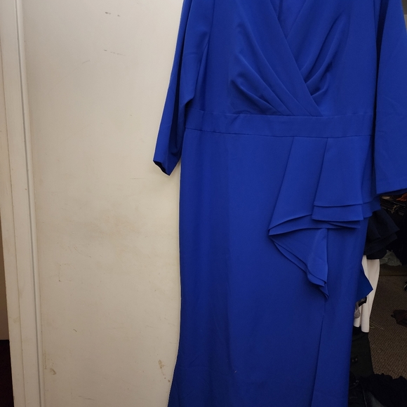 Dress - Picture 8 of 9